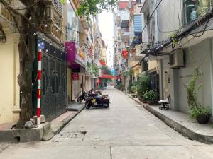 Nhà hiếm view mặt hồ Chùa Láng hot quận Đống Đa - 6 tầng thang máy – dòng tiền cho thuê tốt - giá chào 29 tỷ